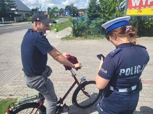 policjantka rozmawia z rowerzystą
