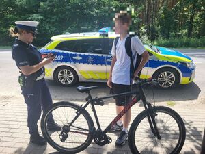 policjantka sprawdza w systemie rowerzystę