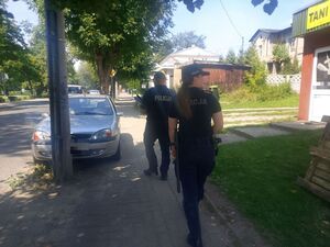policjanci idą chodnikiem