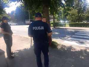 policjanci rozmawiają z kobietą