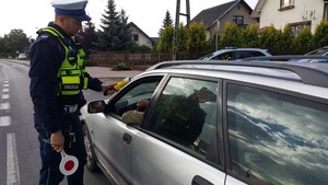 policjant sprawdza trzeźwość kierwcy