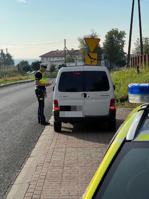 policjant kontroluje pojazd