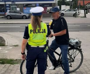policjantka bada stan trzeźwości kierującego rowerem