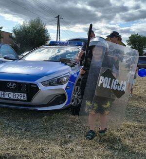 chłopiec z tarczą "Policja"