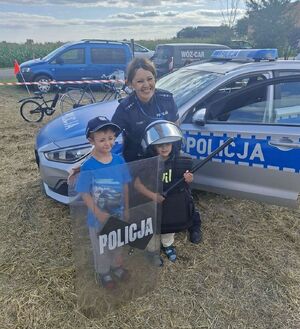 policjantka z dziećmi