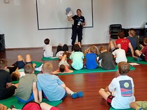policjantka na spotkaniu z chłopcami