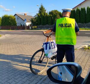 policjant stoi z zatrzymanym rowerzystą