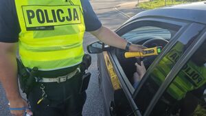 policjant podaje alkomat kierowcy