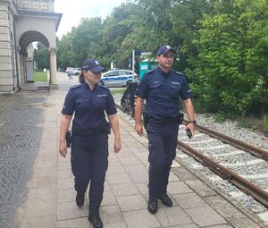 policjanci patrolują dworzec