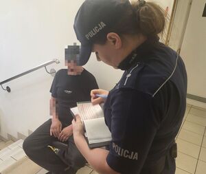 policjantka wypisuje mandat