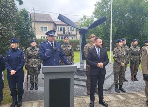 Komendant przemawia przy mównicy