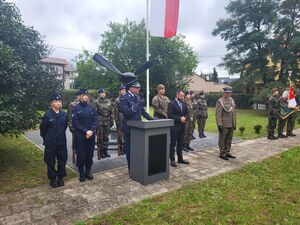 goście i komendant stoją przy mównicy