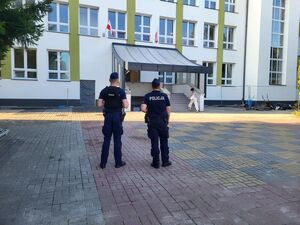 policjanci stoją przy szkole