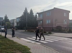 dzielnicowi obserwują przejście dla pieszych