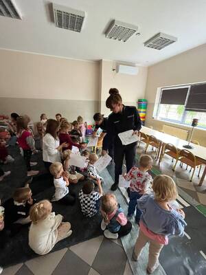policjantki rozdają kolorowanki