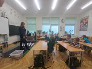 policjantka opowiada dzieciom o przepisach