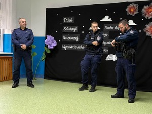 policjanci stoją przed dziećmi