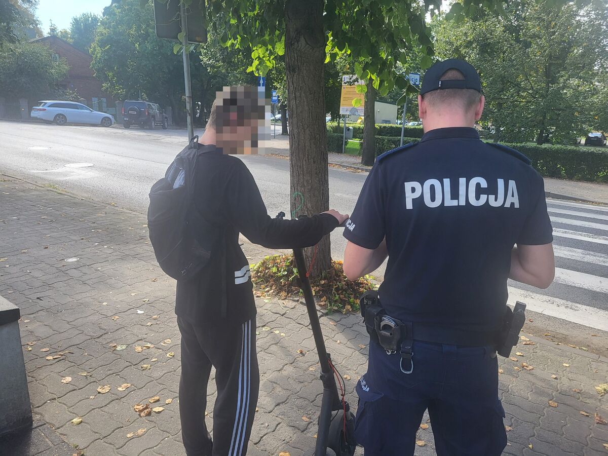Policjanci z Aleksandrowa skontrolowali rowerzystów i użytkowników hulajnóg podczas akcji „Stop brawurowej jeździe”